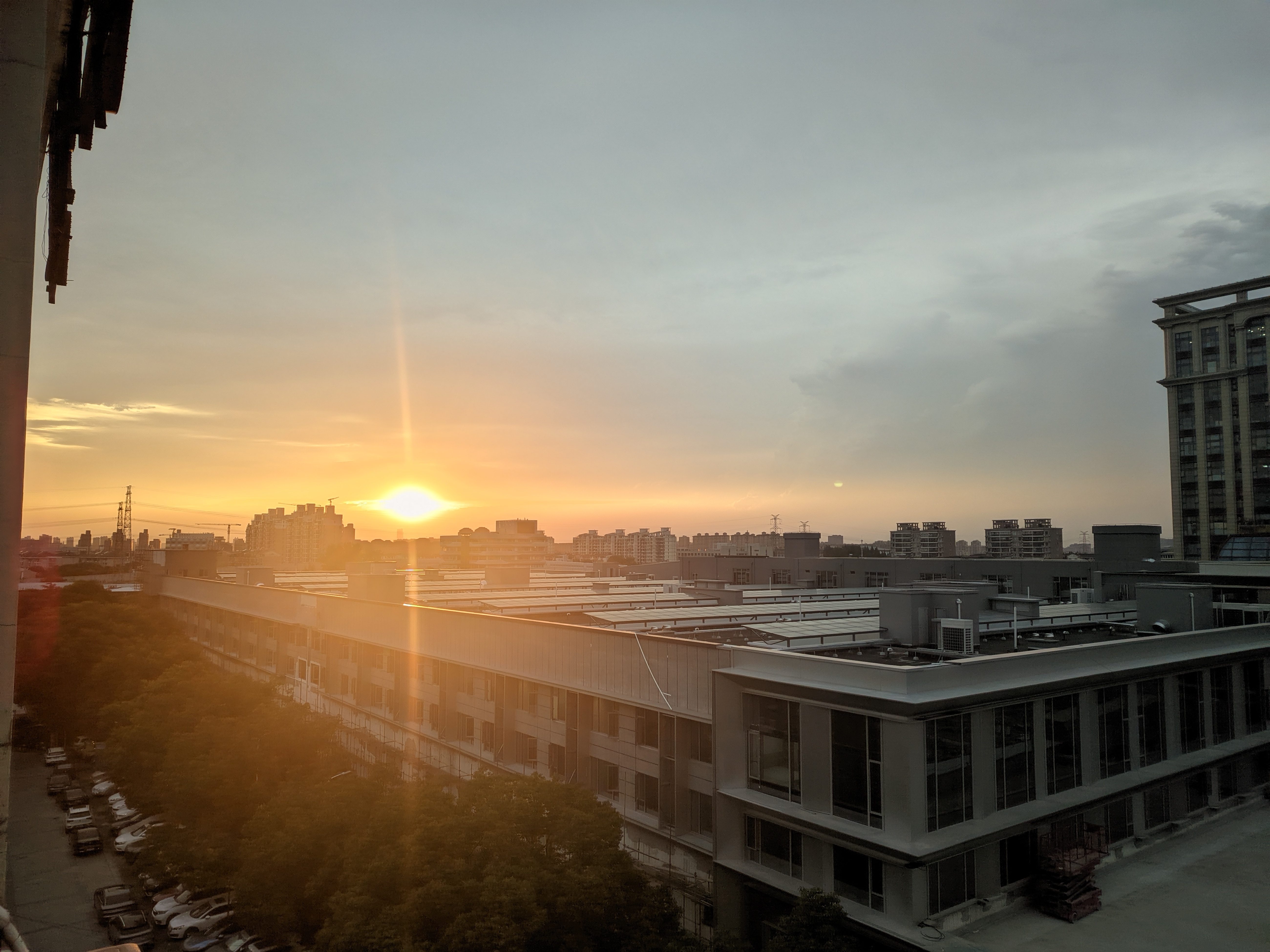 刺眼的夕阳